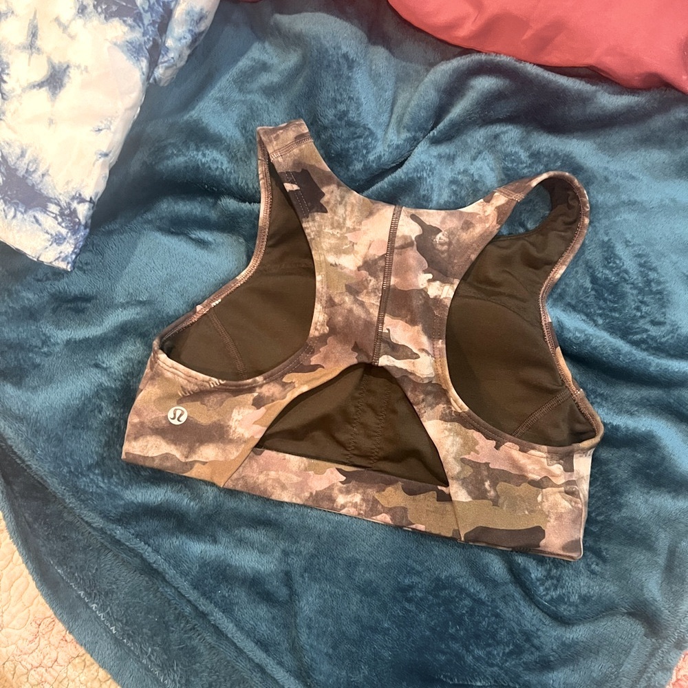 SOLD ❤️ C/D Camo (6) lululemon sports bra